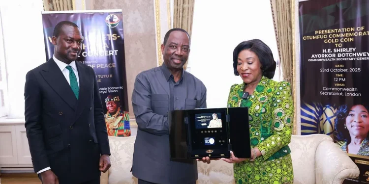 Commonwealth Secretary-General Accepts Otumfuo Gold Coin, Lauds His Role as Pillar of Peace